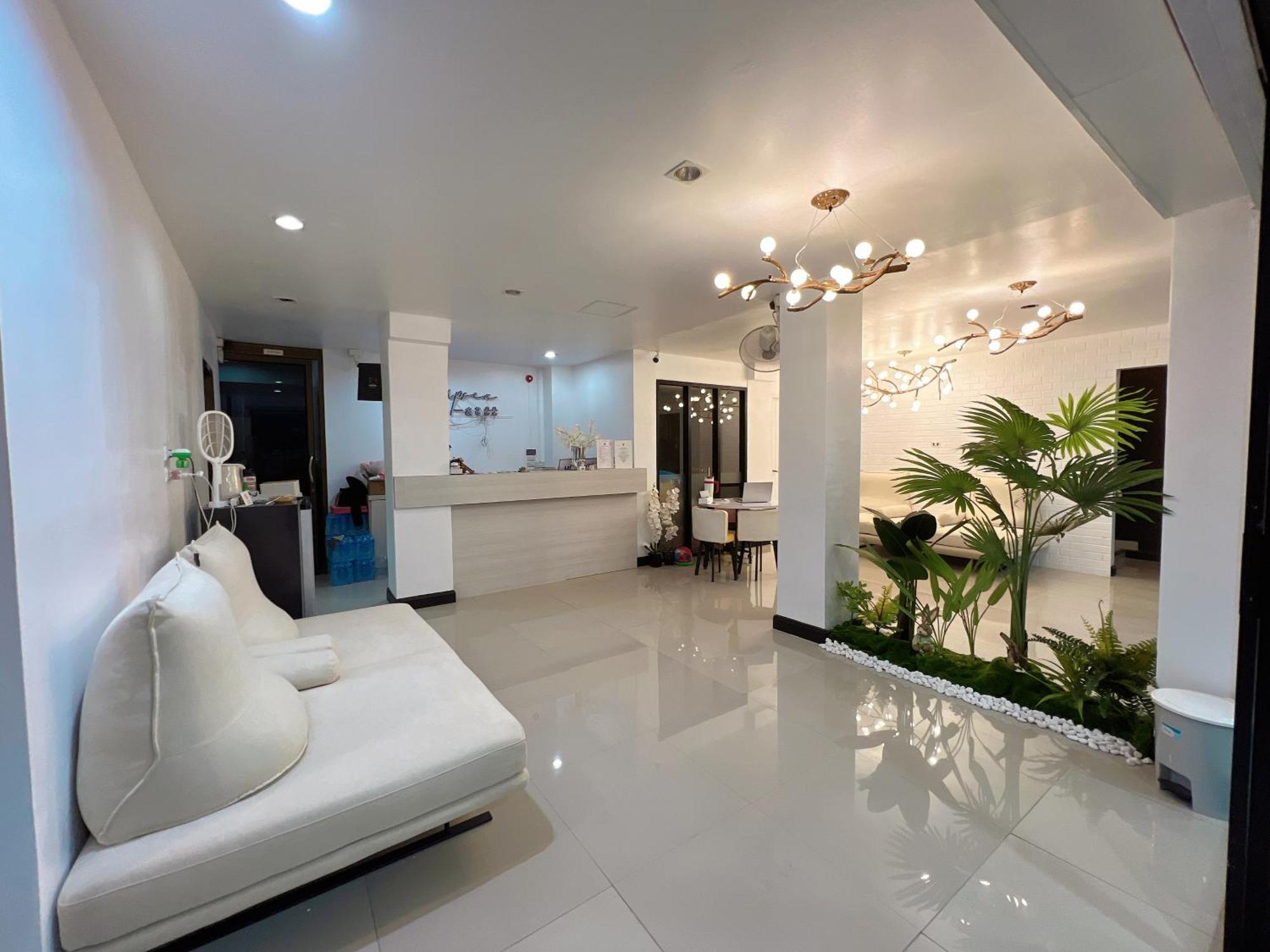 Hotel Upsea Patong Esterno foto