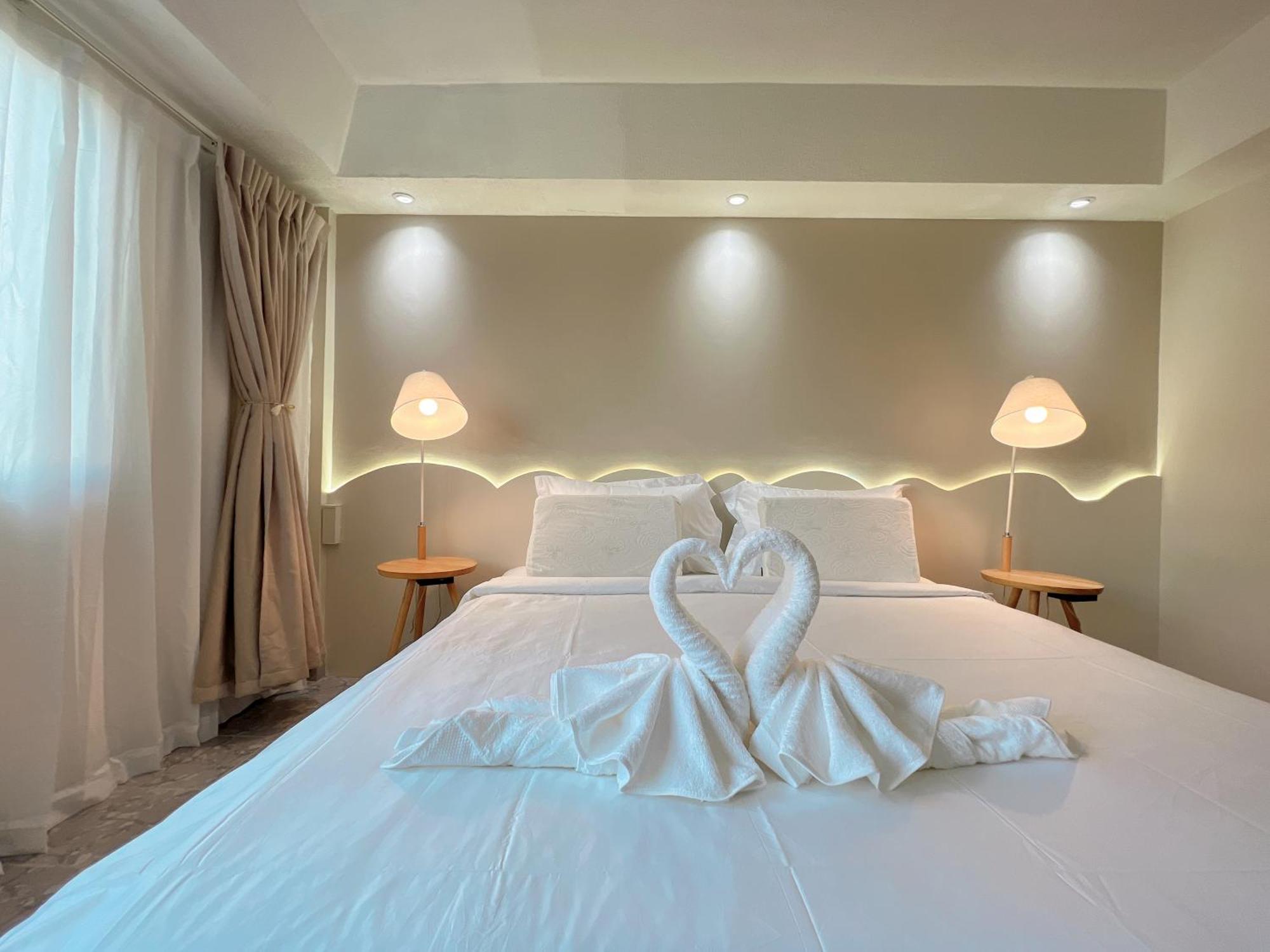 Hotel Upsea Patong Esterno foto