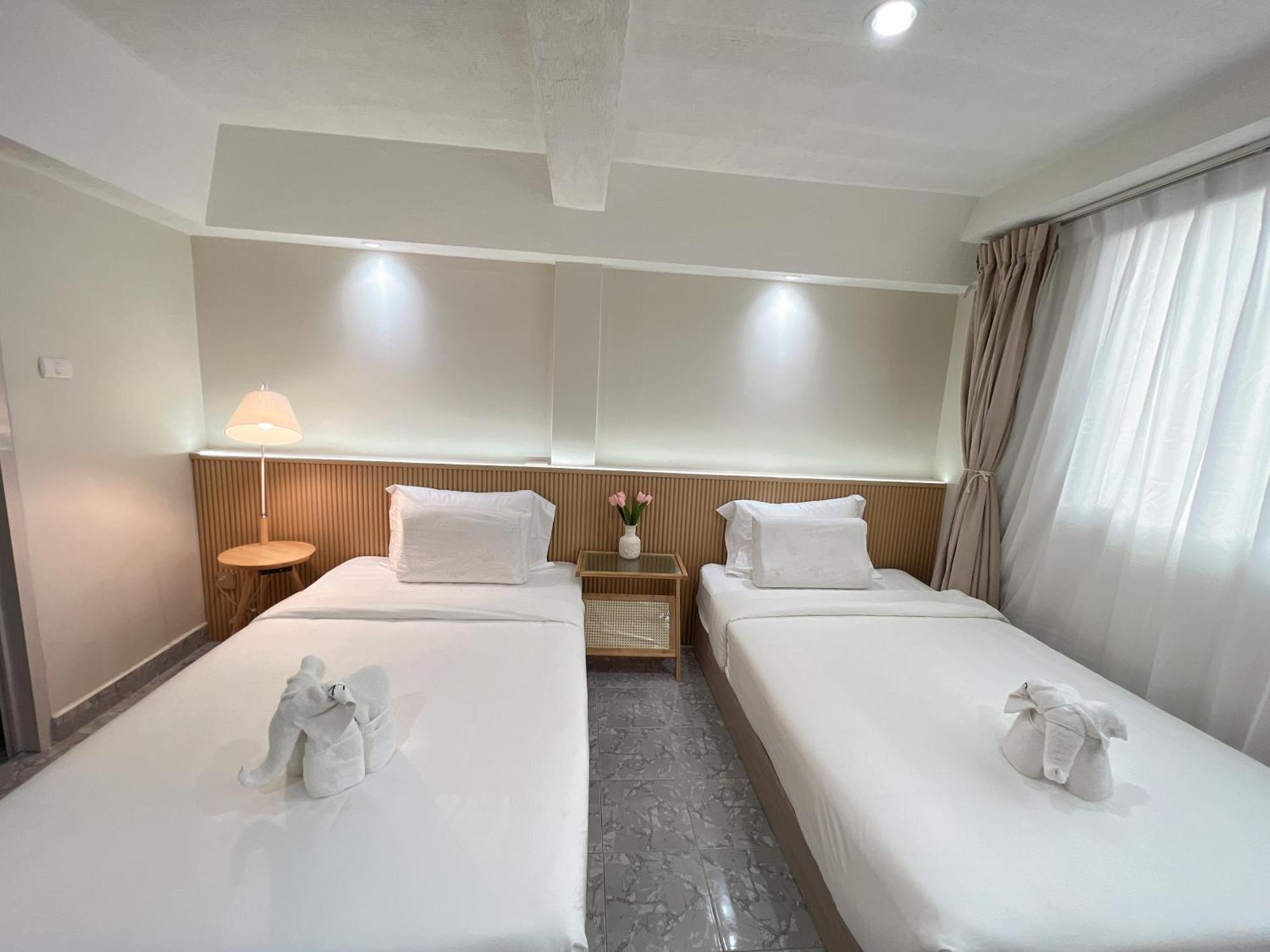 Hotel Upsea Patong Esterno foto