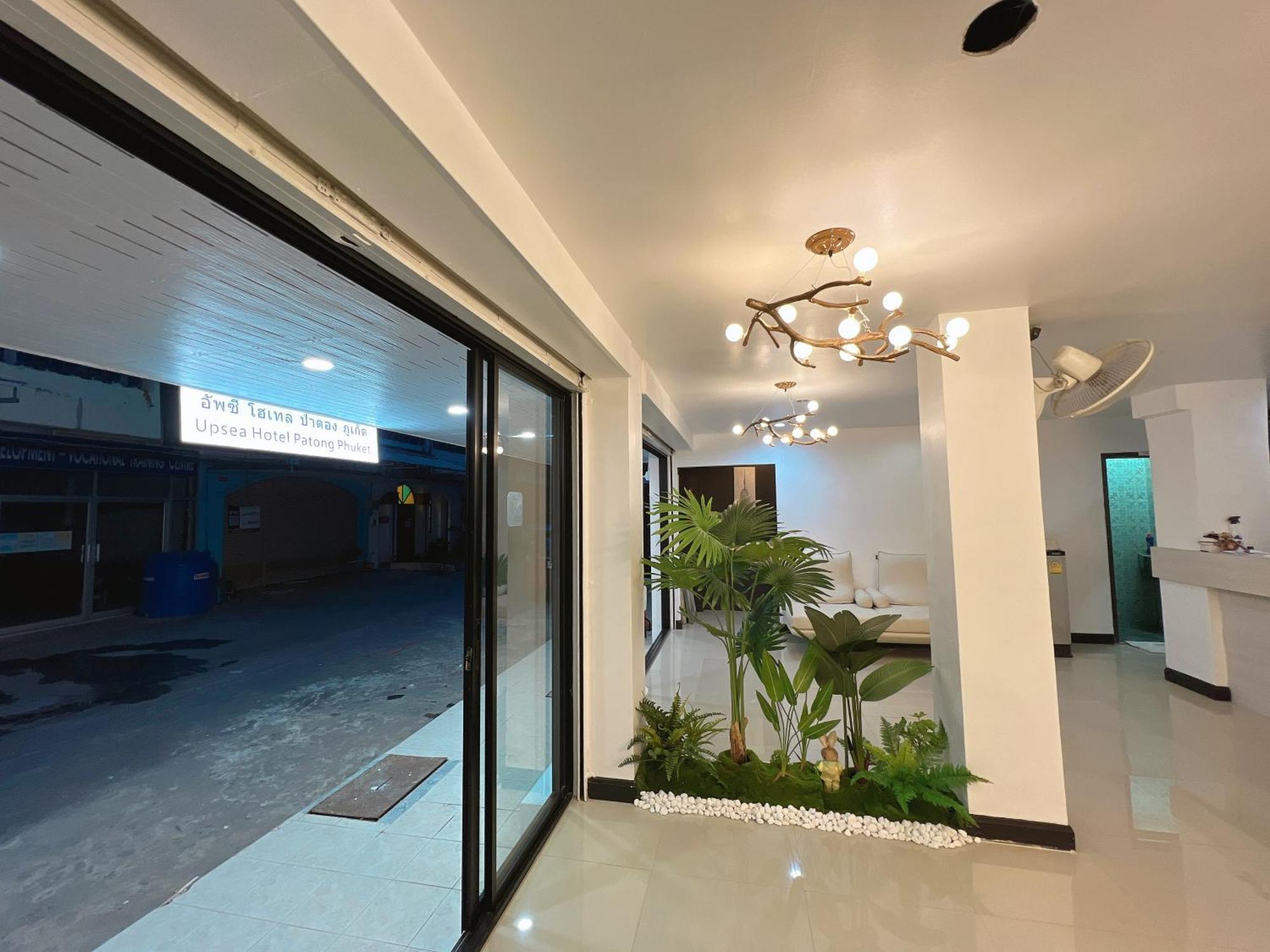 Hotel Upsea Patong Esterno foto
