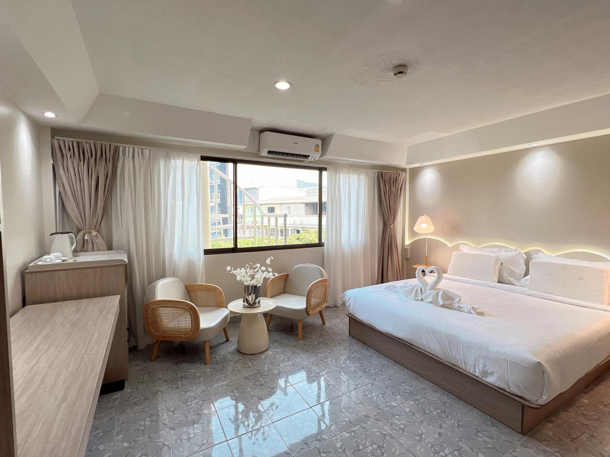 Hotel Upsea Patong Esterno foto